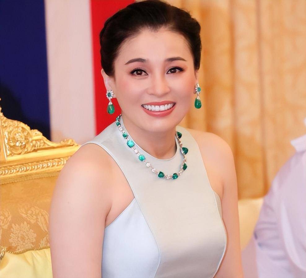 苏提达王后打破传统,一袭金色鱼尾裙露出香肩,雪白肌肤首次亮相_服装