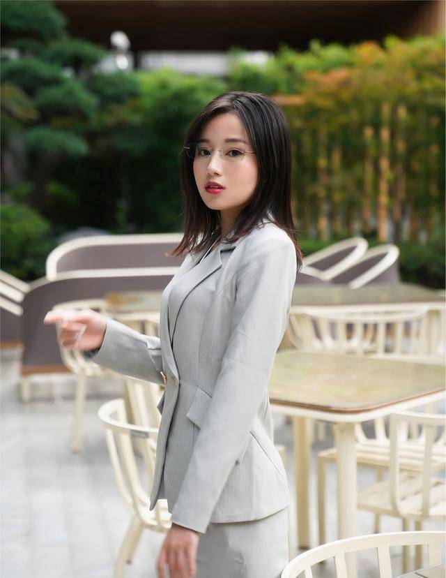 美女图集:灰色西装搭配高跟鞋时尚又干练,职场人必备