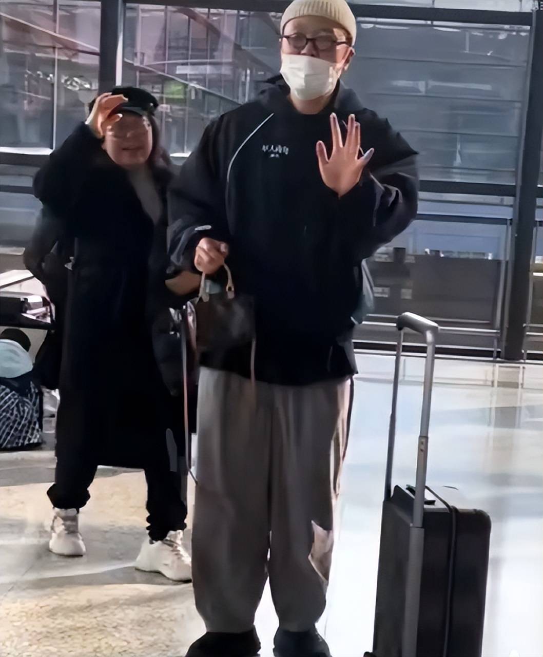 杜海涛机场亮相惊现"幸福肥"?