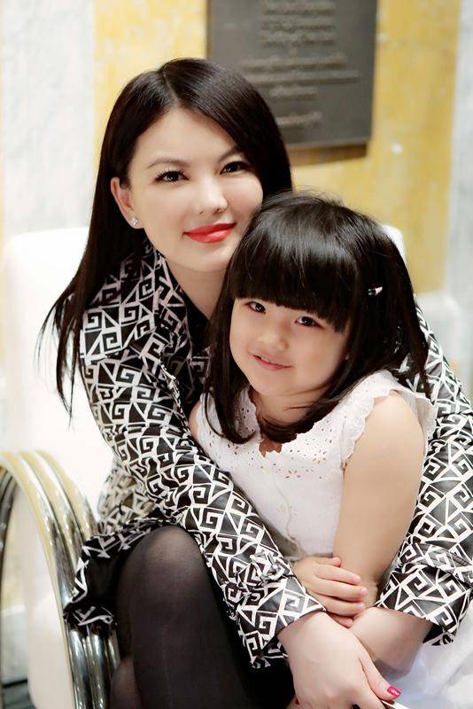 李湘带14岁王诗龄拍时尚大片,打扮成熟似贵妇,是要出道了吗?