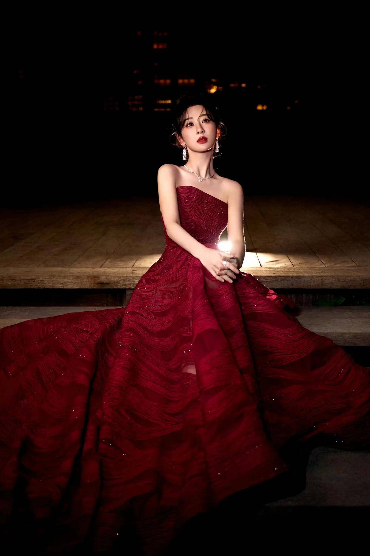 夜空中的女神一袭红裙,杨紫的浪漫装_红玫瑰_红色_设计