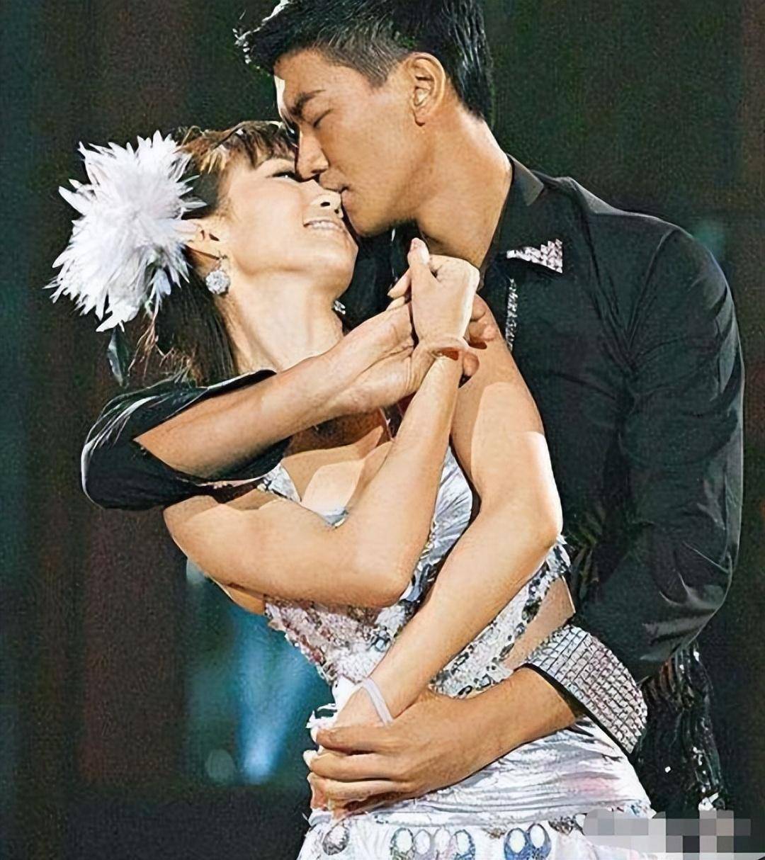 2011年金晨参加了一档节目《舞动奇迹》,凭借着出众的样貌与曼妙的