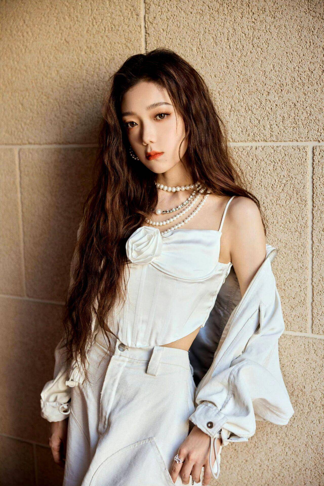 希林娜依高的白裙:长发红唇,温柔甜美,青春气息十足!