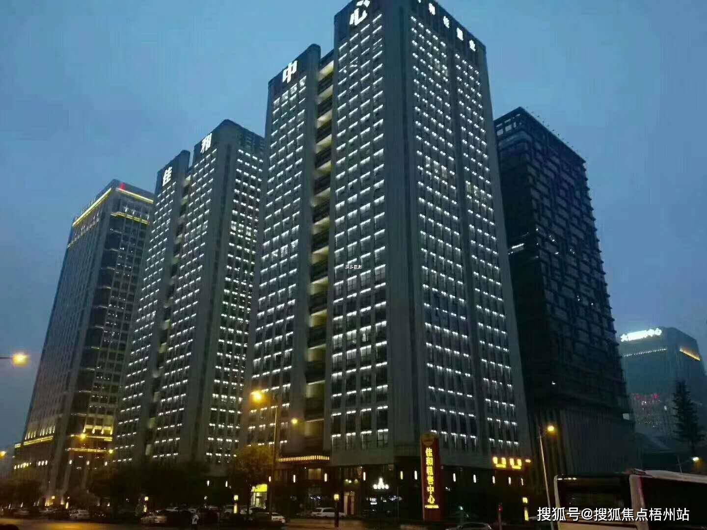 佳和中心交通配套:公交:1:南窑村新家园 距离:82m,公交线路:27路2:南