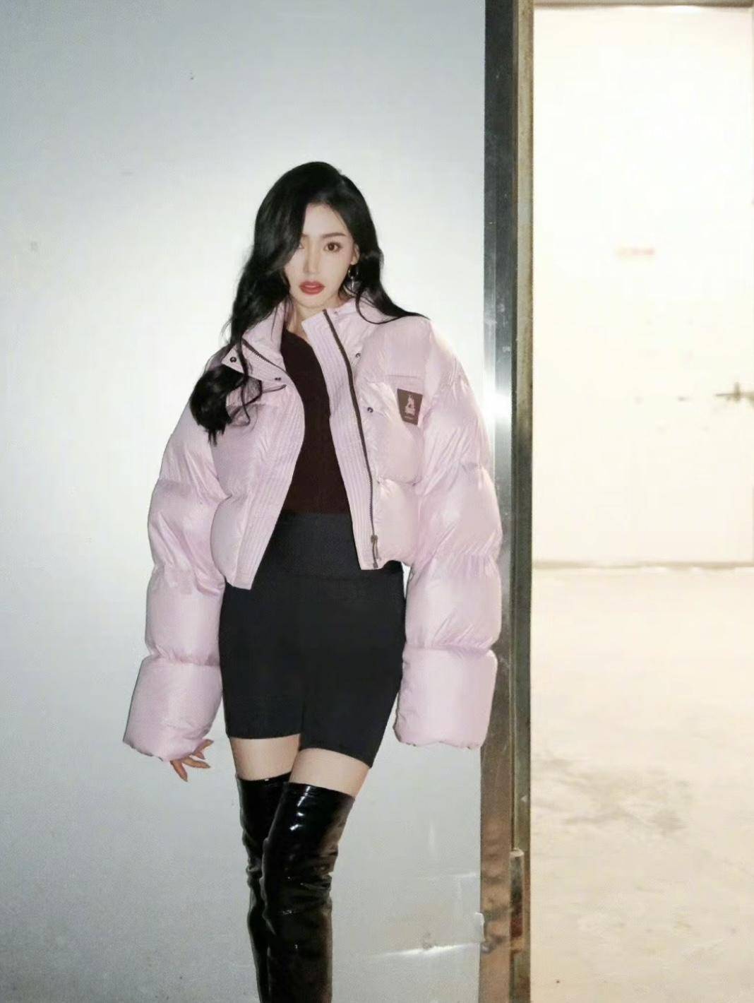 kendou羽绒服再次流行,短款百搭休闲,很多女明星人穿都好看_风格_时尚
