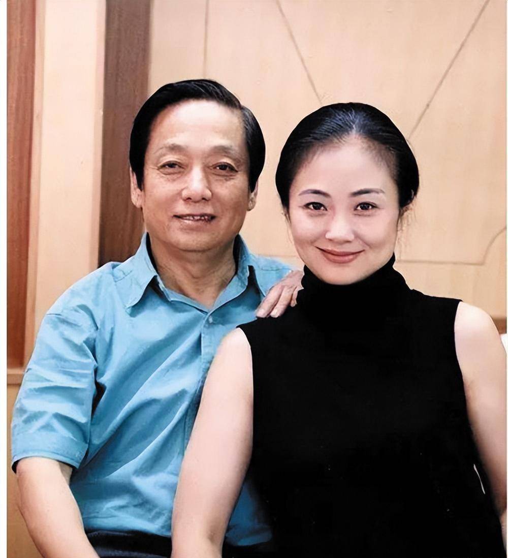 在身体保养上也是宝刀不老,在他83岁的时候,成功地和54岁的太太周建萍