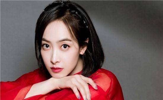 宋茜是毕业于北舞的,从小就练习民族舞的她先天条件非常好,柔软度也是