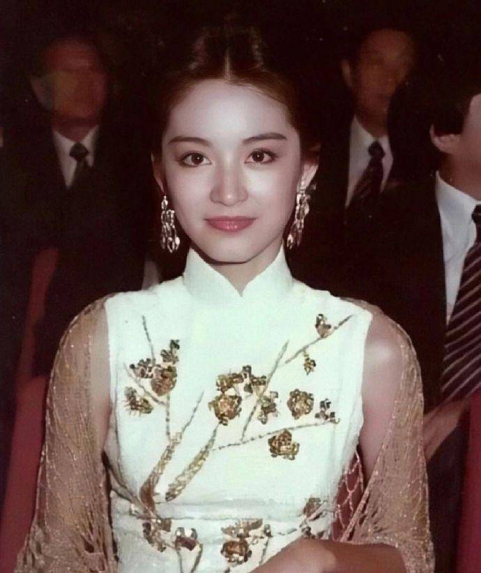 真不愧是"东南亚第一女子",看了林青霞的旧照才知道她有多绝_造型