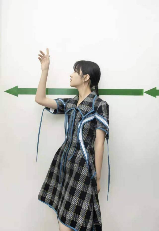 童年穿旗袍跟张子枫合影比她洋气,如今颜值像路人_裙子_造型_元素