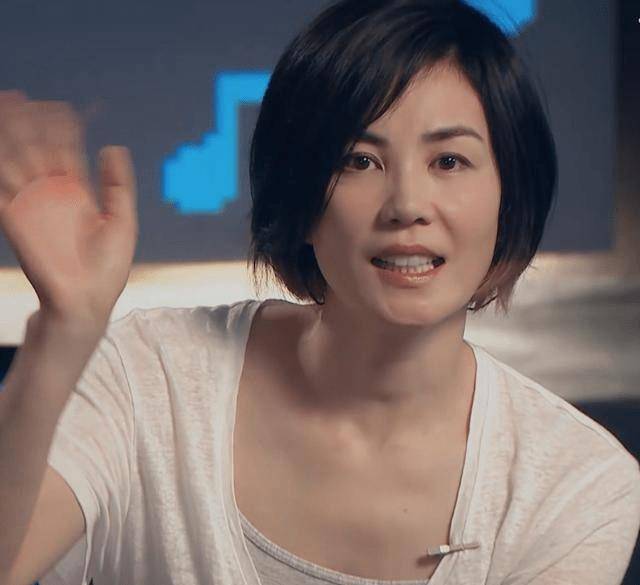 李嫣开新账号罕见晒视频秀正脸,再现王菲双麻花辫,嘴唇恢复太好_气质