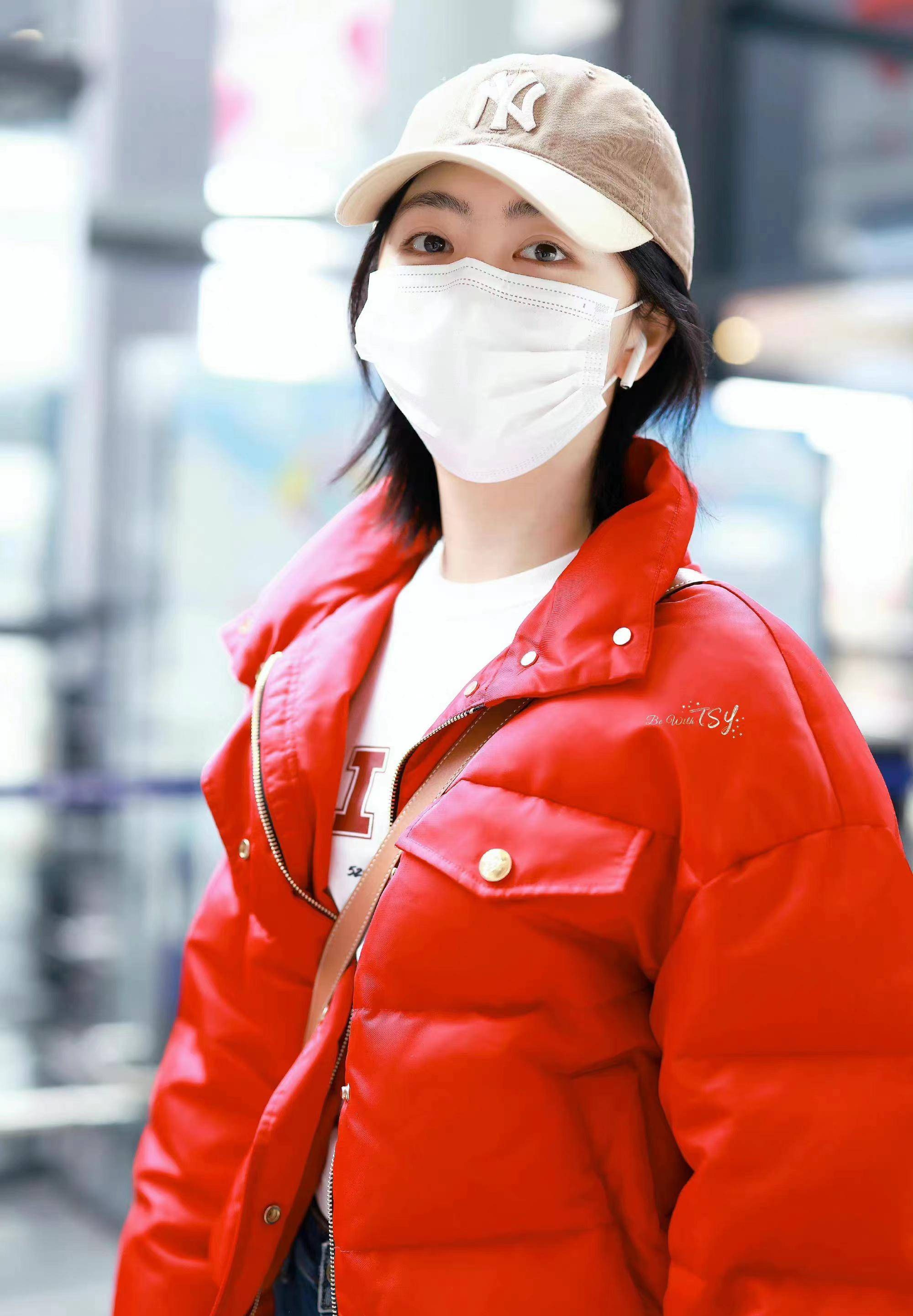 谭松韵现身机场,红色面包服搭牛仔裤,简约时尚又保暖!_女孩_都会_气质