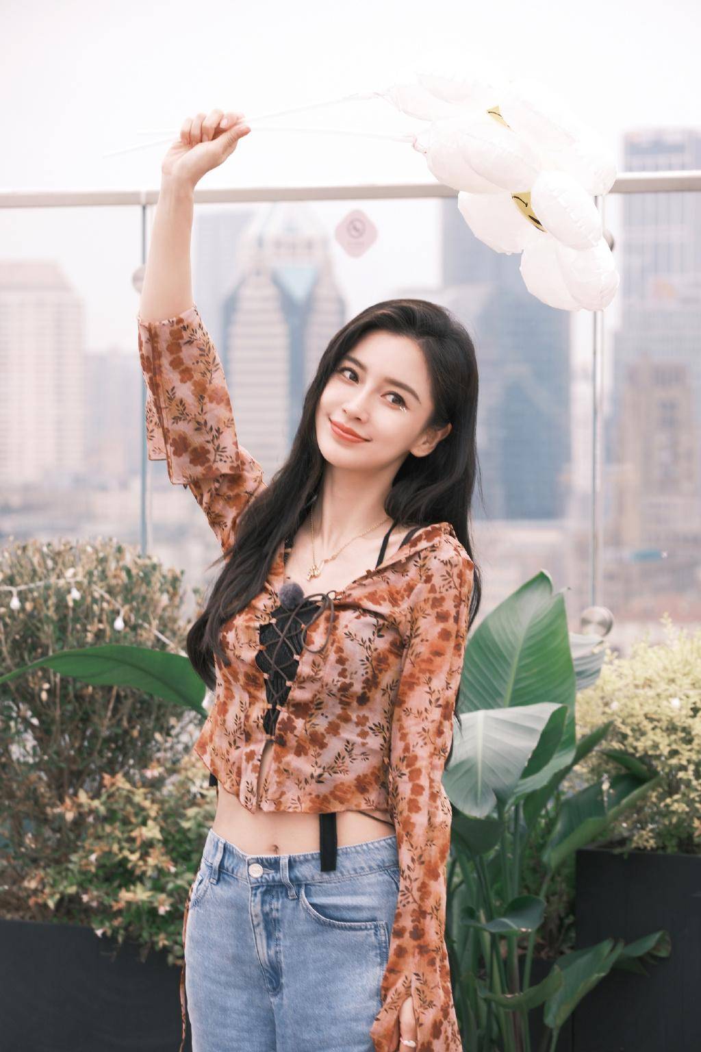 angelababy六一四连拍震撼来袭,穿露脐碎花小衫秀蚂蚁腰_设计_小丸子