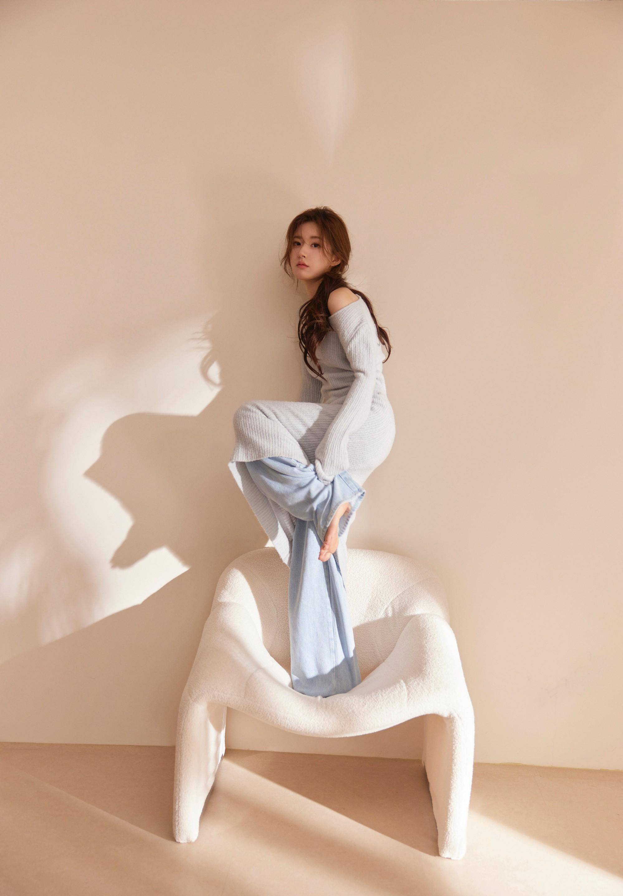 赵露思带火了一种新穿搭叫"长针织裙 牛仔裤",小露香肩好漂亮