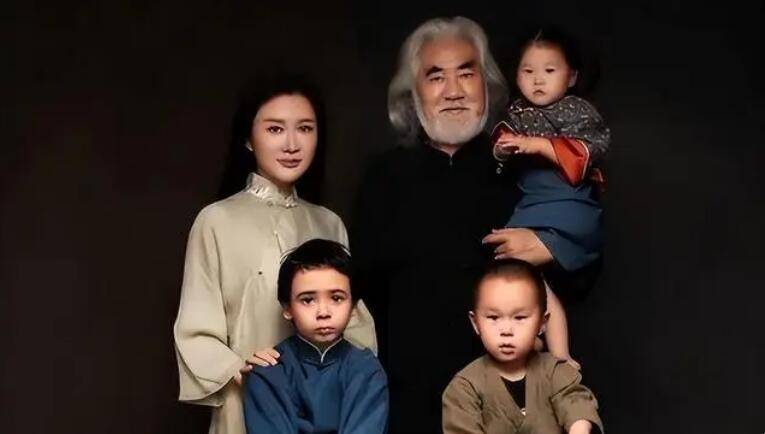 71岁张纪中晒小娇妻恩爱合照,盛赞:遇见她,如春水映梨花!