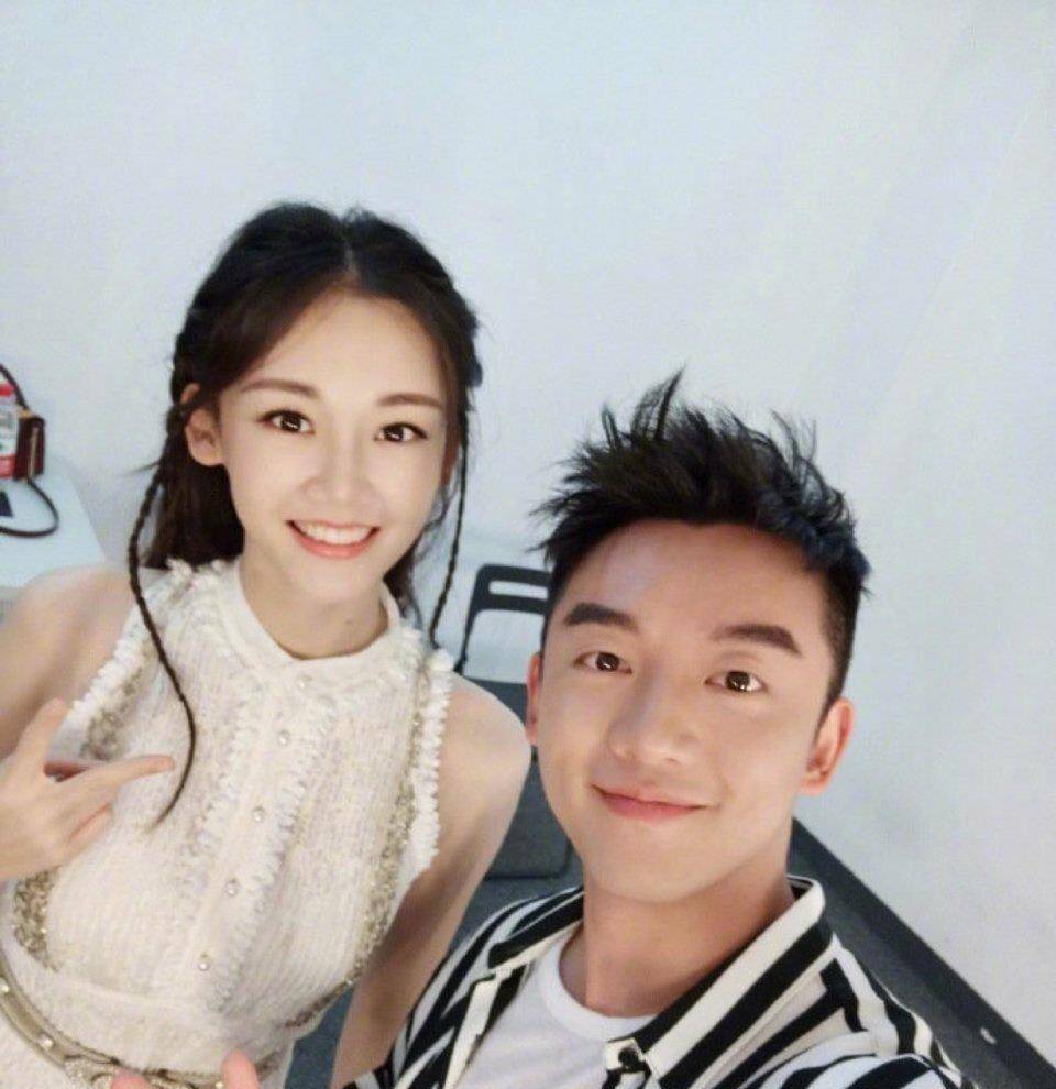 郑恺带苗苗湖边野餐,川味火锅配浓香手冲咖啡,画面温馨惬意_照片_关系