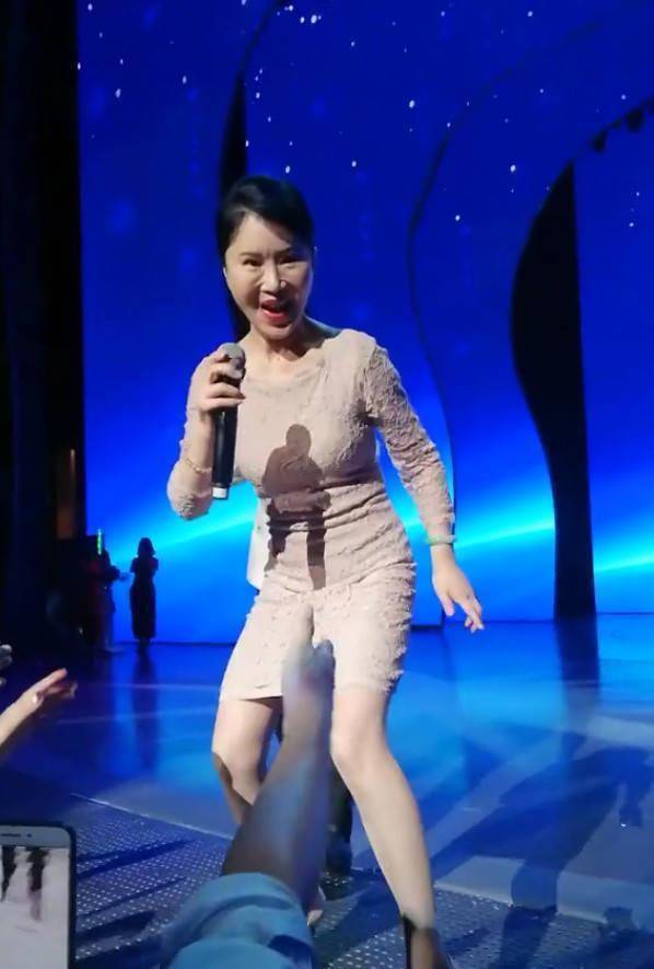 任静52岁不肯服老,还穿紧身运动装,身材干瘪俨然一个老太太!