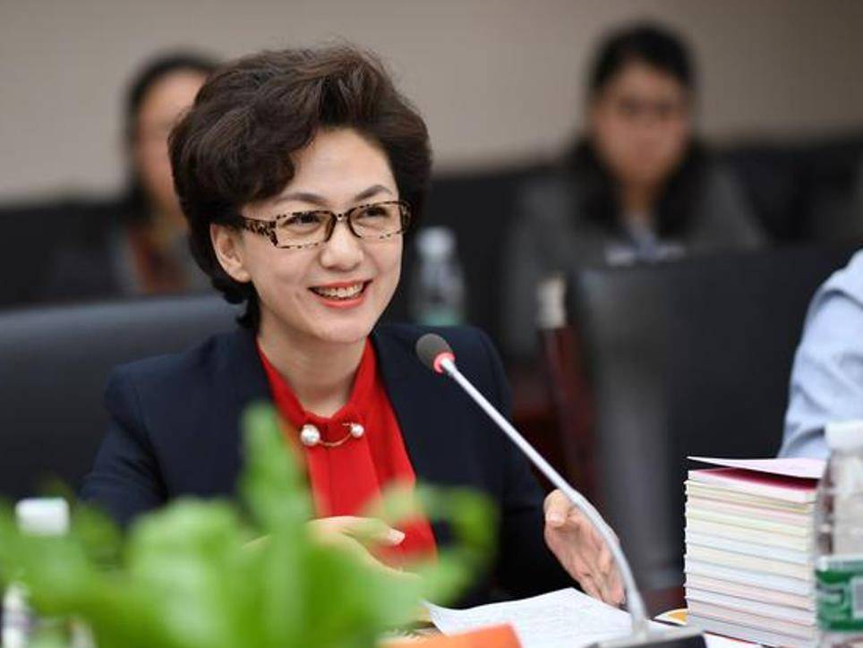 "国脸"海霞:生于河南郑州,播报新闻28年0失误,嫁清华大学教授_电视