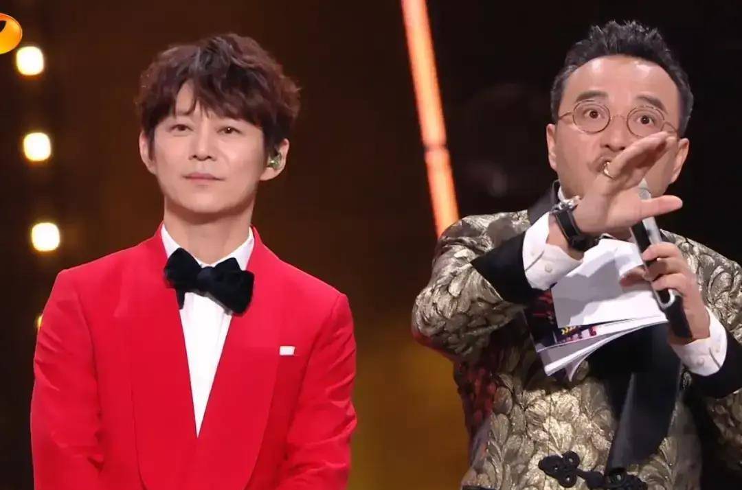 和周深分开演出的陈楚生,在跨年晚会被何炅汪涵牵手后,亮明态度_节目