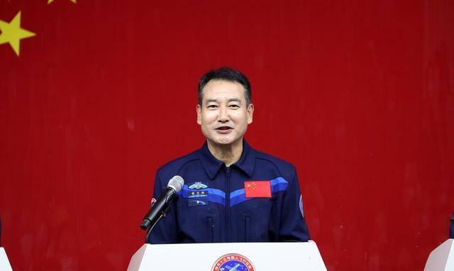我军航天员翟志刚,与战友返航后,享受一个特殊待遇,家人迎接_王亚平