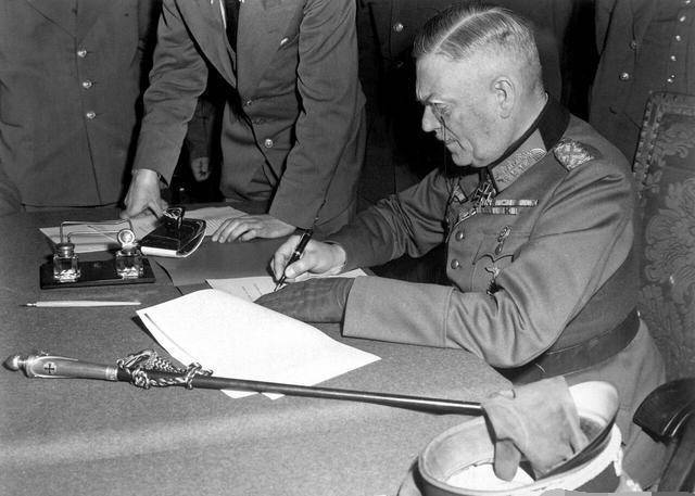 图4:凯尔特代表德国在投降书签字签署投降书不久,凯特尔被逮捕