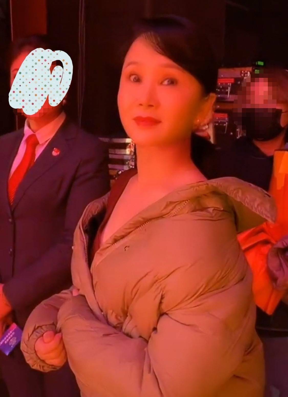 任静化红唇装年轻,连美颜都盖不住皱纹,而且双眼皮特别不自然!