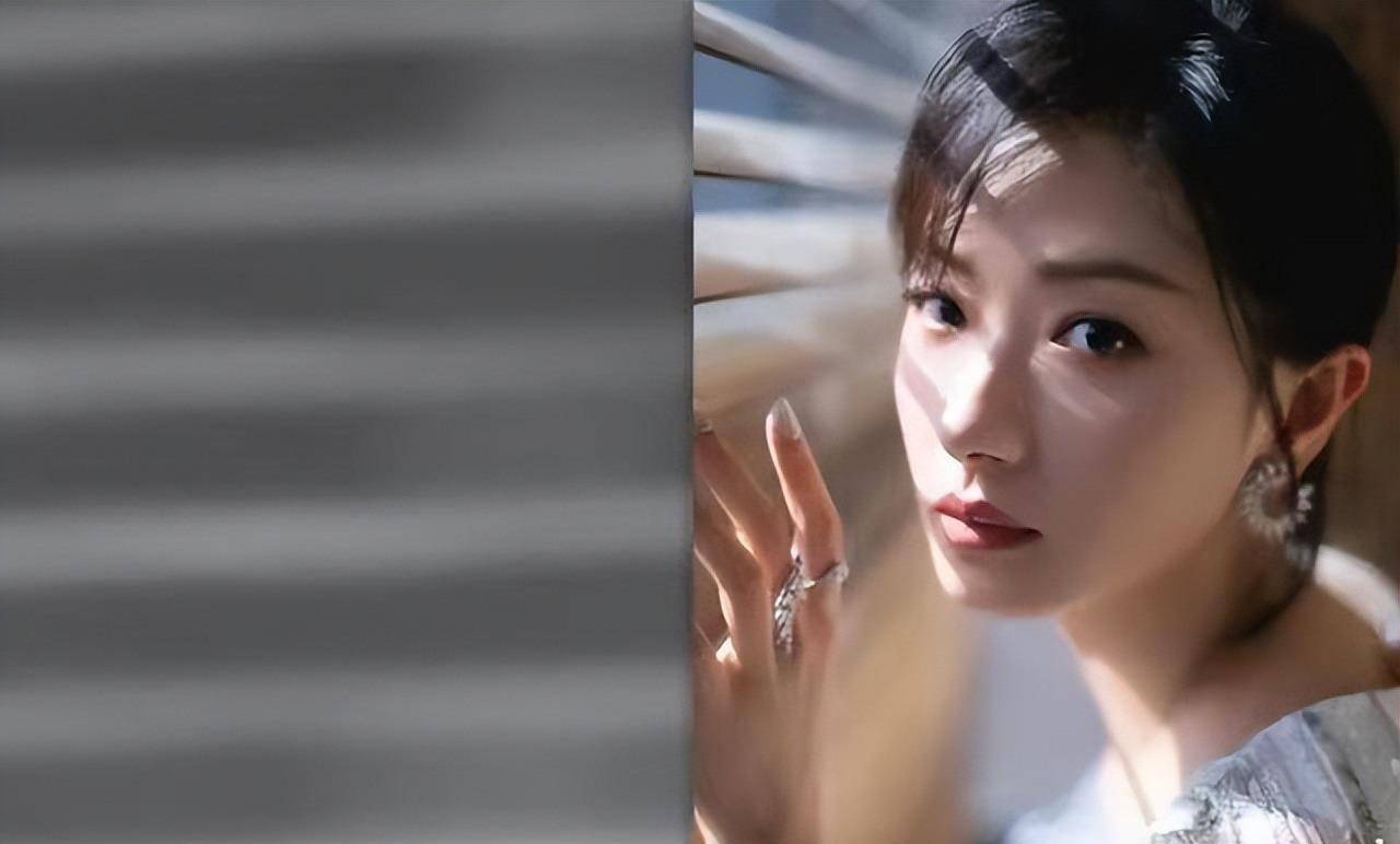 全身涂粉,穿假牌子,时尚装,这些明星为了博眼球有多"努力"?