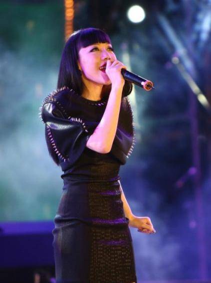 3亿商演女王,现沦落到县城演出,吴莫愁为何过气了?_庾澄庆_节目_风格