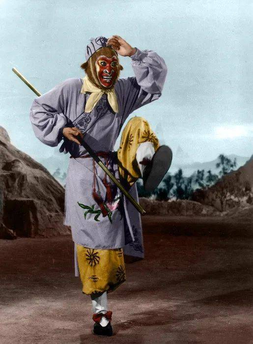 这还要提到由七龄童编剧六龄童主演的戏曲电影《孙悟空三打白骨精》