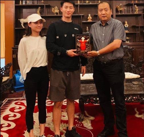 与窦骁一起回西安,俩人同看《长恨歌》很甜_何超莲_时候_口罩