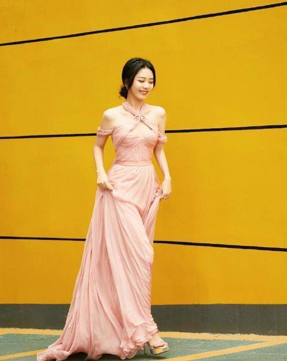 赵丽颖带红"明兰蓝",谭松韵虞书欣礼服撞色,陈数周笔畅脸僵_女明星