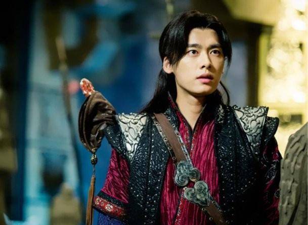 仅播1天播放量破1亿,《古剑奇谭》之后,李易峰又一新剧成大爆款_观众