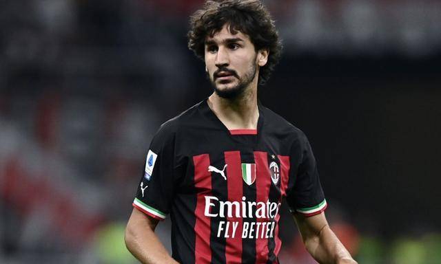 阿德利比赛风格优缺点突出,他在ac米兰阵中已逐渐替代克鲁尼奇_洛夫图