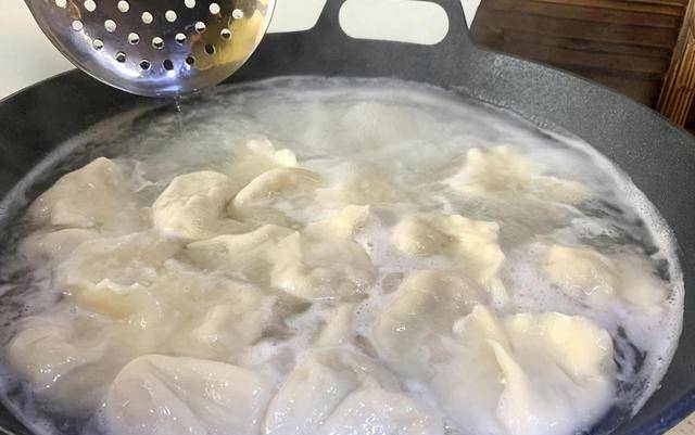 我們煮餃子的時候甭管是鮮餃子還是冷凍餃子.一定要記得蓋上鍋蓋煮.