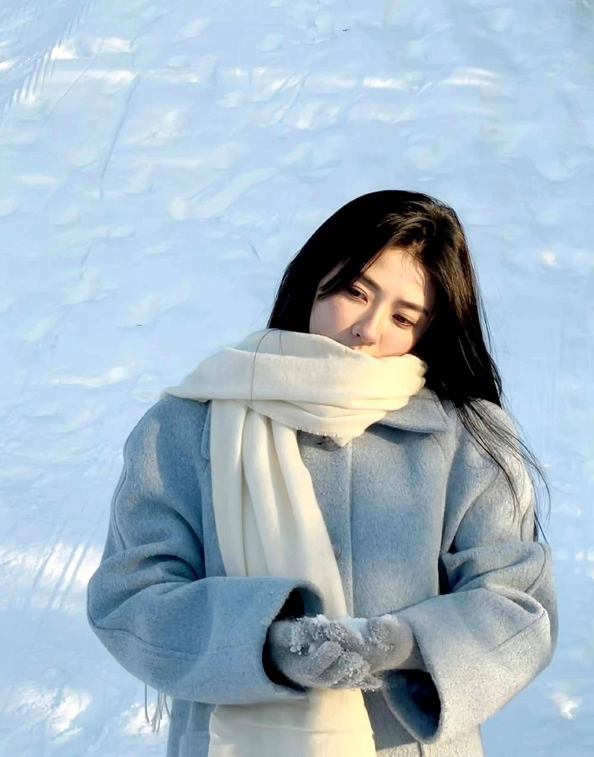 每个人都非常喜欢他.她很漂亮,性格甜美,而且很会穿衣.