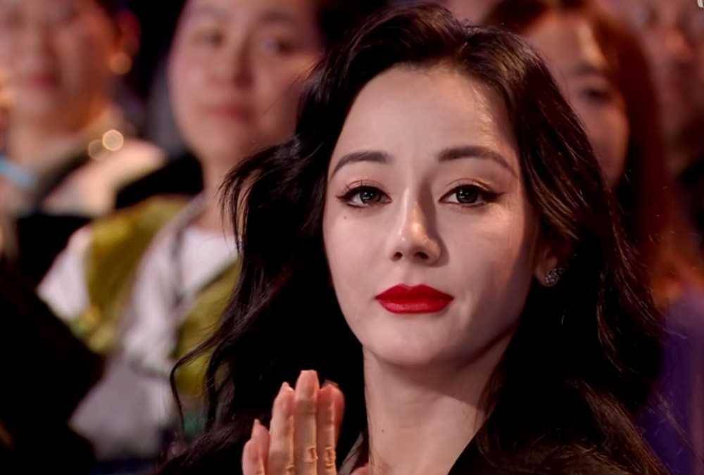 杨幂偷瞄魏大勋,赵丽颖失奖黑脸,根本掩饰_明星_竞争_行为