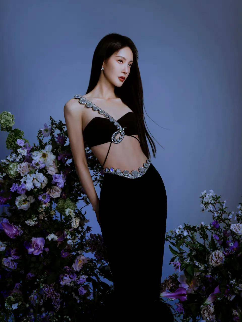 佟丽娅身材苗条,紫色的礼服随意耷拉在身上,将高挑身材衬托得凹凸有致