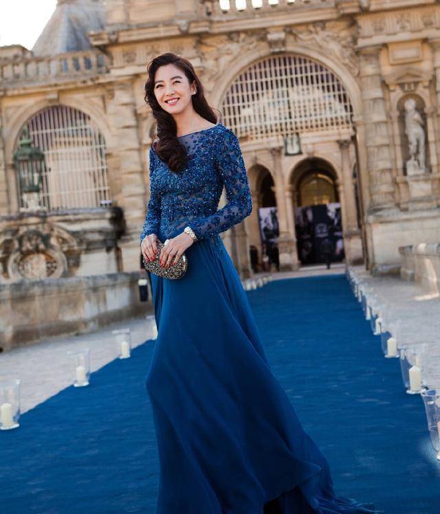 当女星身着蓝色长裙:杨幂惊艳,热巴二次元,最美的还是高圆圆