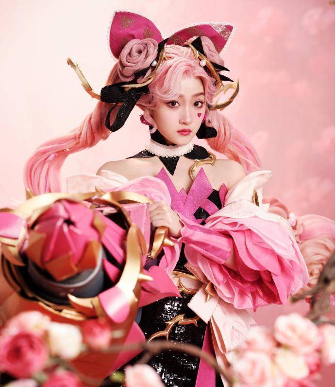 戚薇腿环 黑丝,关晓彤腿环 白丝,差距在哪?_文化_角色_细节