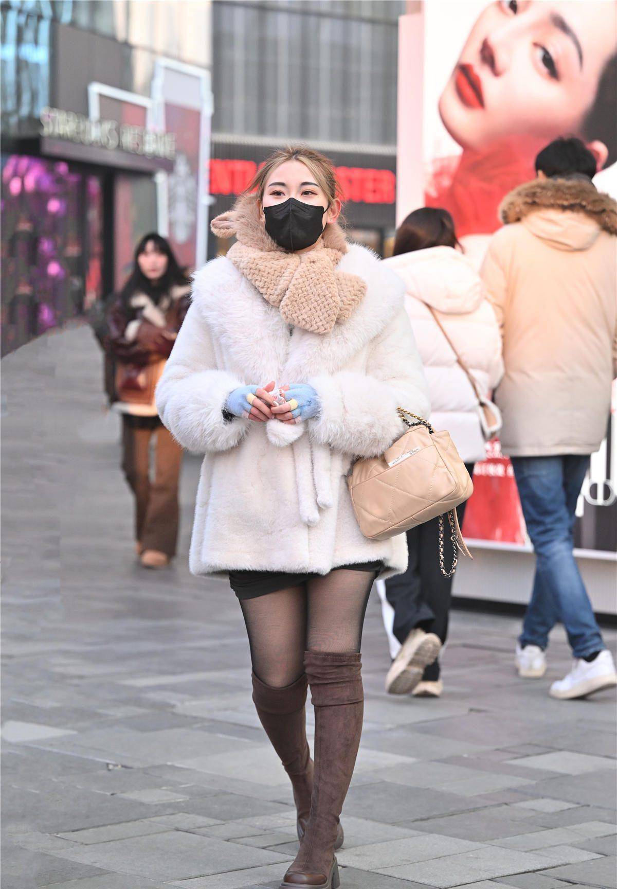 丝袜搭配长靴,冬季的经典组合风格,精致的美女更会搭配_黑色_款式