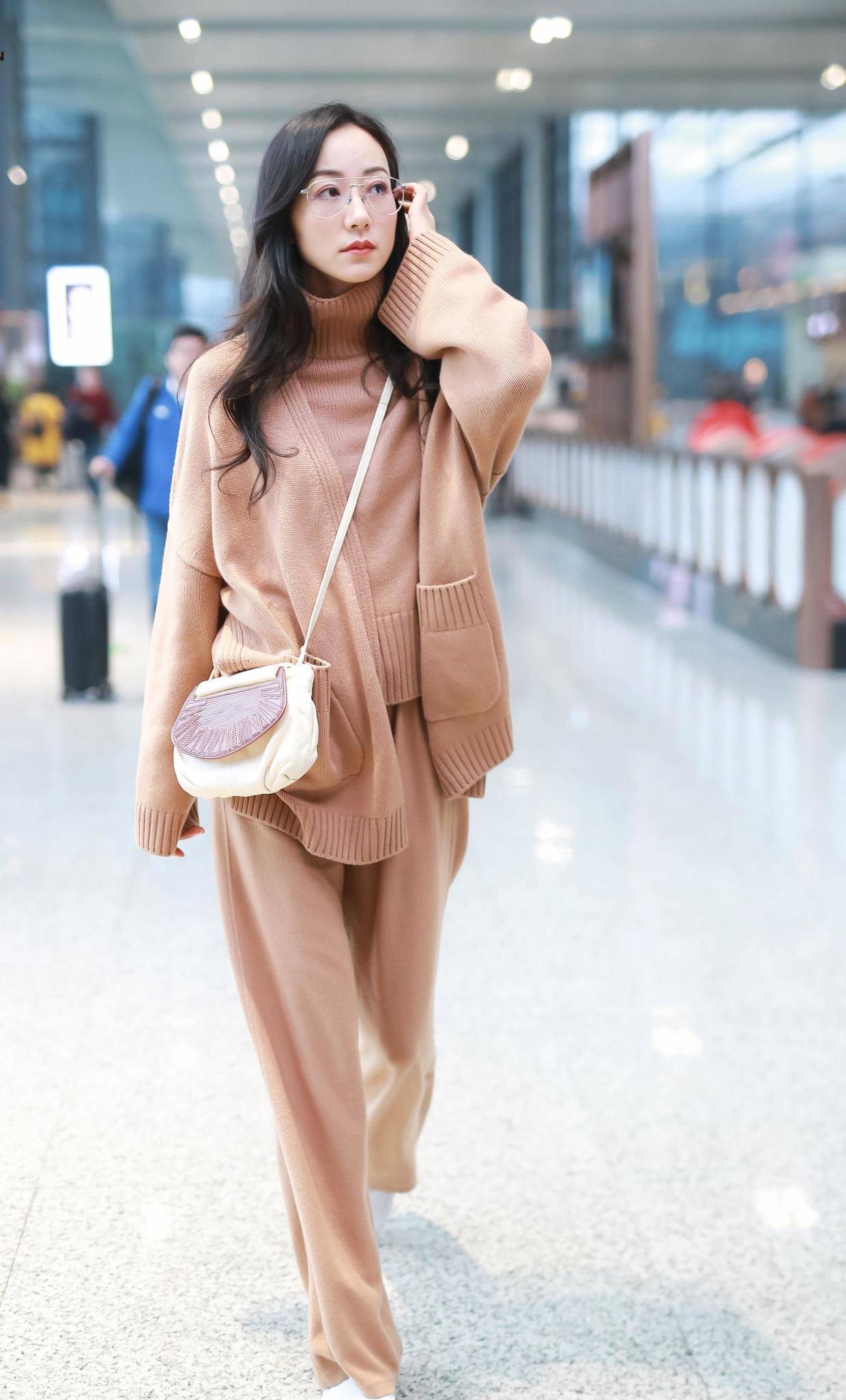 "韩雪"都奔四了还这么有气质,穿格纹西装配长筒靴,气场全开_时尚_毛衣