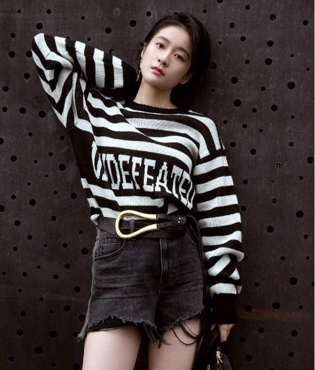 "千层饼"的牛仔短裤搭配黑白毛衣,张雪迎变身乖乖女!_时尚_衣服_气质