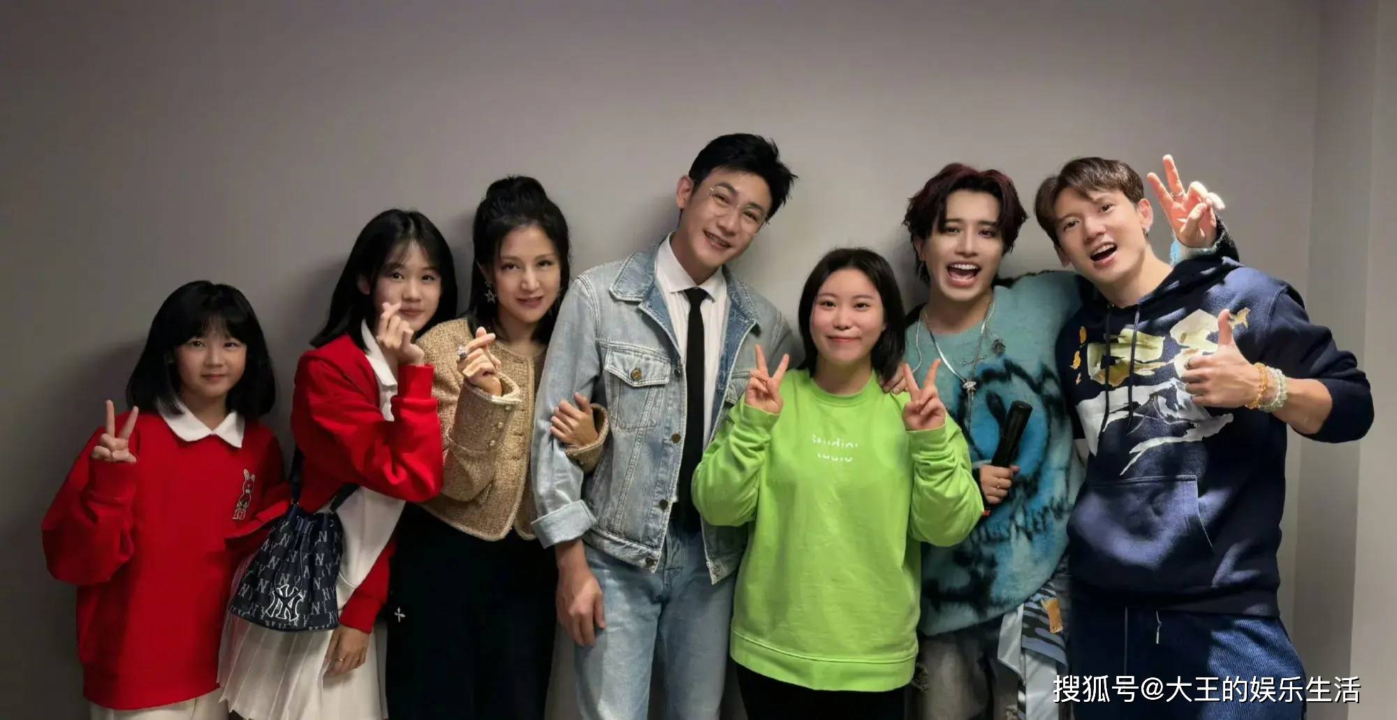 关智斌伯远惊喜现身,贝儿与妹妹崇拜爸爸_女儿_老婆_家人