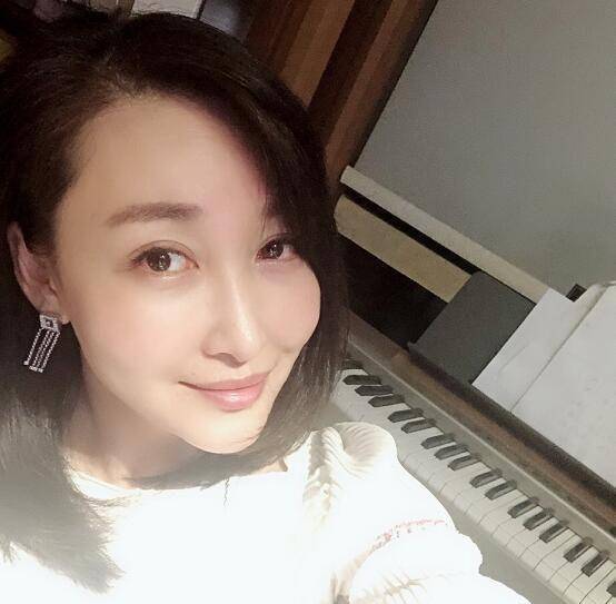 潘粤明好友"30亿姐"陈祉希再次愤怒,开撕董洁:白莲花是毒蘑菇_网友