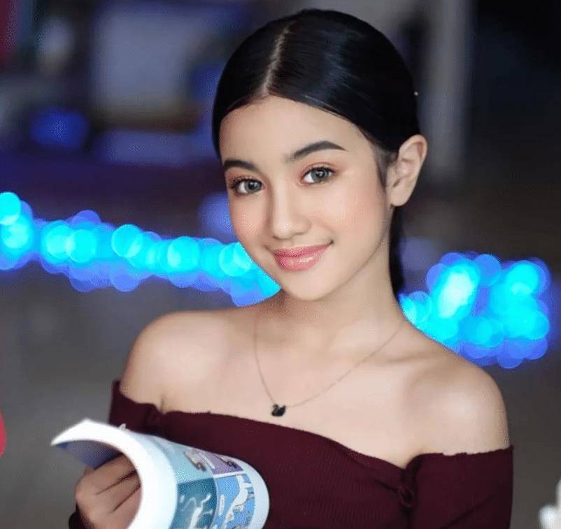 首先,帕丽公主安排女儿学习文化知识.