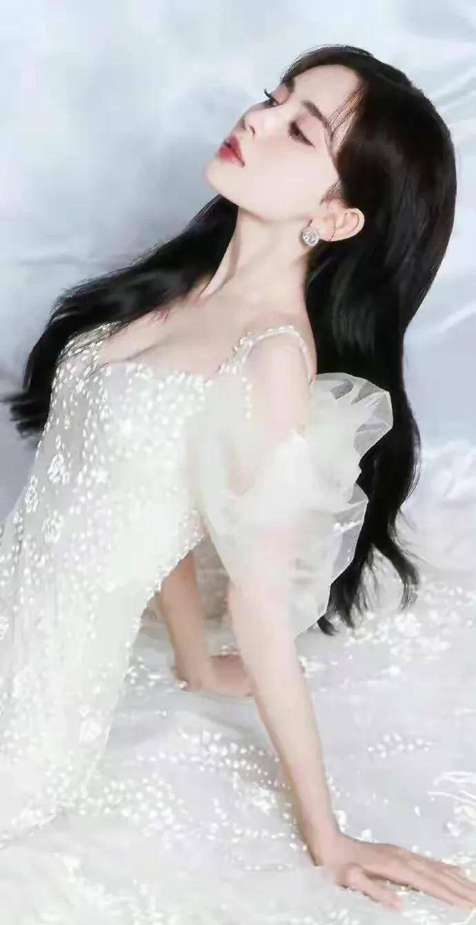 古力娜扎肤白如雪,优雅知性,貌美如花!_时尚_很漂亮_皮肤