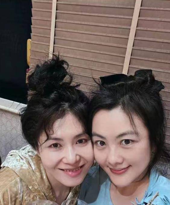 李健与妻子,好友相聚狂秀恩爱,孟小蓓甜美首曝光!_爱情_高清正_王迈和