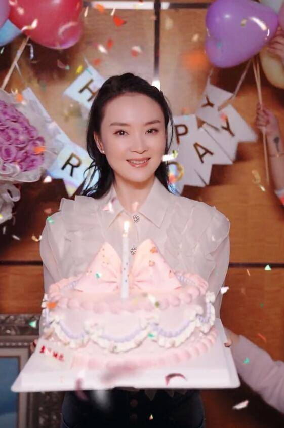 "豪宅过48岁生日,穿雪纺衫捧头大蛋糕,出道30年没变化_女性_衣服_王艳