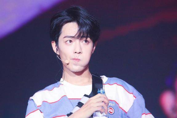 这部叫《下坠》的作品中,肖战成了一个有"性别认知障碍"的发廊妹,王