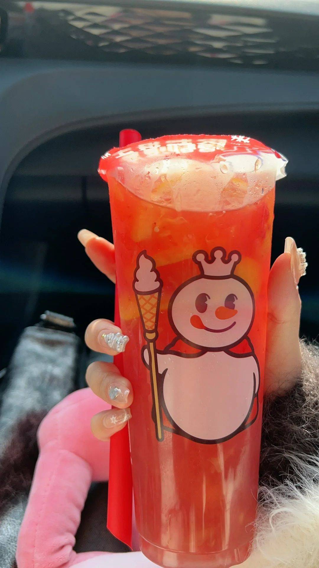 张红甫蜜雪冰城雪王杯:冬日治愈的可爱之选_果茶_设计_造型