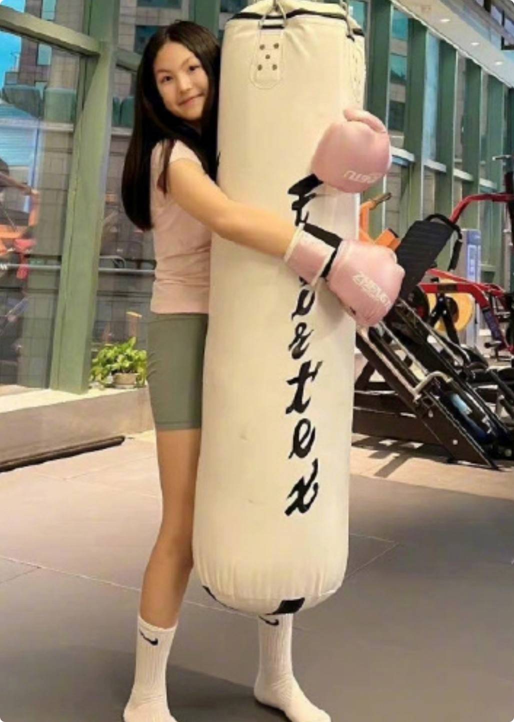 被拍写真的王诗龄惊艳到了,初恋脸不输女明星,一双"漫画腿"太吸睛